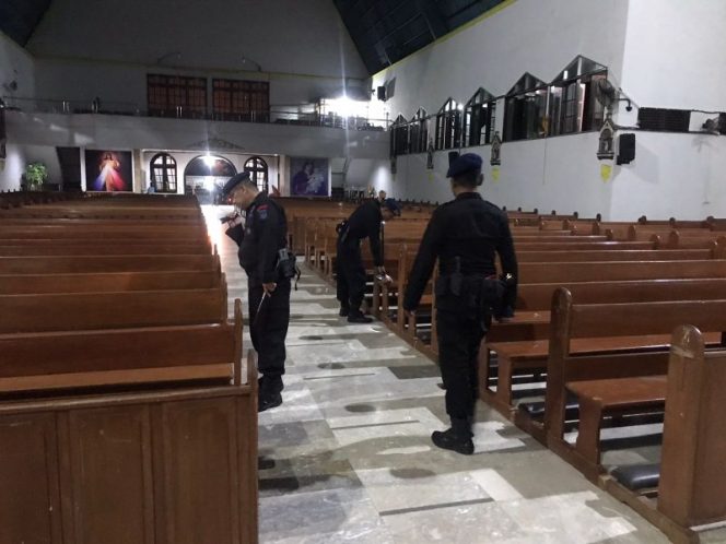 
 Polda Sulteng Terjunkan Penjinak Bom Sterilkan Gereja di Kota Palu. Foto:  Polda Sulteng