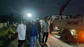 Pemasangan set jembatan darurat dilakukan dengan cepat oleh instansi terkait. Foto: BPBD Sulteng