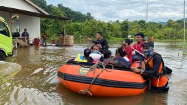 Basarnas Palu evakuasi warga di Morowali Utara karena banjir. Foto: Basarnas Palu
