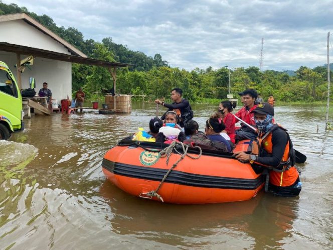 
 Basarnas Palu evakuasi warga di Morowali Utara karena banjir. Foto: Basarnas Palu
