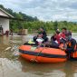 Basarnas Palu evakuasi warga di Morowali Utara karena banjir. Foto: Basarnas Palu