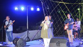 Reny A Lamadjido bernyanyi saat penutupan Festival Sahur dan Burasa di Tawaeli. Foto: Humas Pemkot Palu