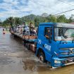PT GNI Kerahkan Dua Unit Trailer Bantu Warga Seberangi Banjir Bunta. Foto: Humas PT GNI 