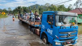 PT GNI Kerahkan Dua Unit Trailer Bantu Warga Seberangi Banjir Bunta. Foto: Humas PT GNI 