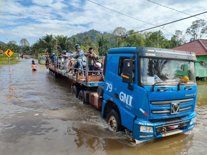 
 PT GNI Kerahkan Dua Unit Trailer Bantu Warga Seberangi Banjir Bunta. Foto: Humas PT GNI 