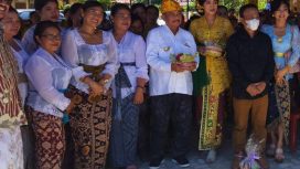Bupati Parigi Moutong Samsurizal Tombolotutu menghadiri perayaan Dharma Shanti Tahun Baru Caka 1945 di Desa Tolai. Foto: Diskominfo Parimo