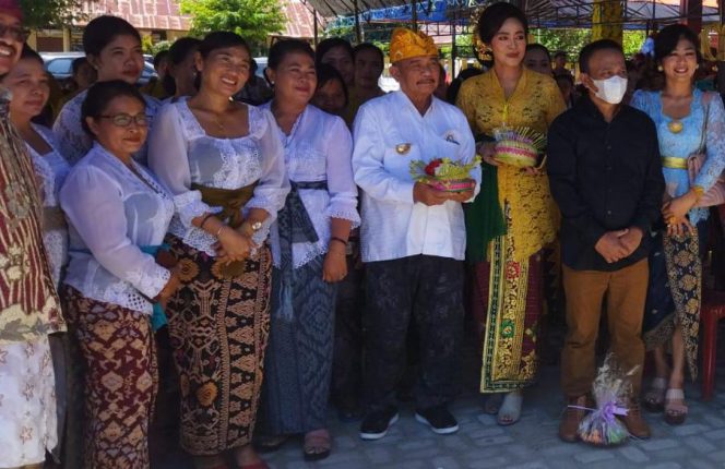 
 Bupati Parigi Moutong Samsurizal Tombolotutu menghadiri perayaan Dharma Shanti Tahun Baru Caka 1945 di Desa Tolai. Foto: Diskominfo Parimo
