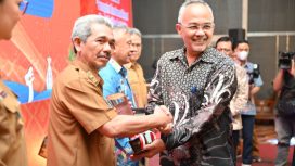 Asisten II bidang Perekonomian dan Pembangunan Setda Kota Palu Husaema Penghargaan Pembangunan Daerah (PPD). Foto: Humas Pemkot Palu
