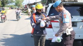 Polres Sigi berbagi takjil kepada pengguna jalan. Foto: Polres Sigi