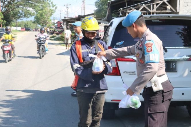 
 Polres Sigi berbagi takjil kepada pengguna jalan. Foto: Polres Sigi