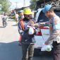 Polres Sigi berbagi takjil kepada pengguna jalan. Foto: Polres Sigi