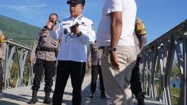 Wali Kota Palu Hadianto Rasyid meninjau langsung progres perbaikan jembatan yang ada di Kelurahan Buluri. Foto: Humas Pemkot Palu