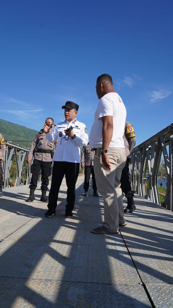 
 Wali Kota Palu Hadianto Rasyid meninjau langsung progres perbaikan jembatan yang ada di Kelurahan Buluri. Foto: Humas Pemkot Palu