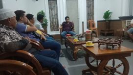 Tokoh kelurahan Bantaya saat mengunjungi kediaman Erwin Burase di Palu. Foto : Rifay Pakaya