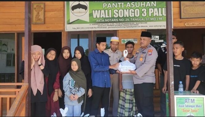 
 Polda Sulteng berbagi 2000 paket sembako di panti asuhan. Foto: Humas Polda Sulteng