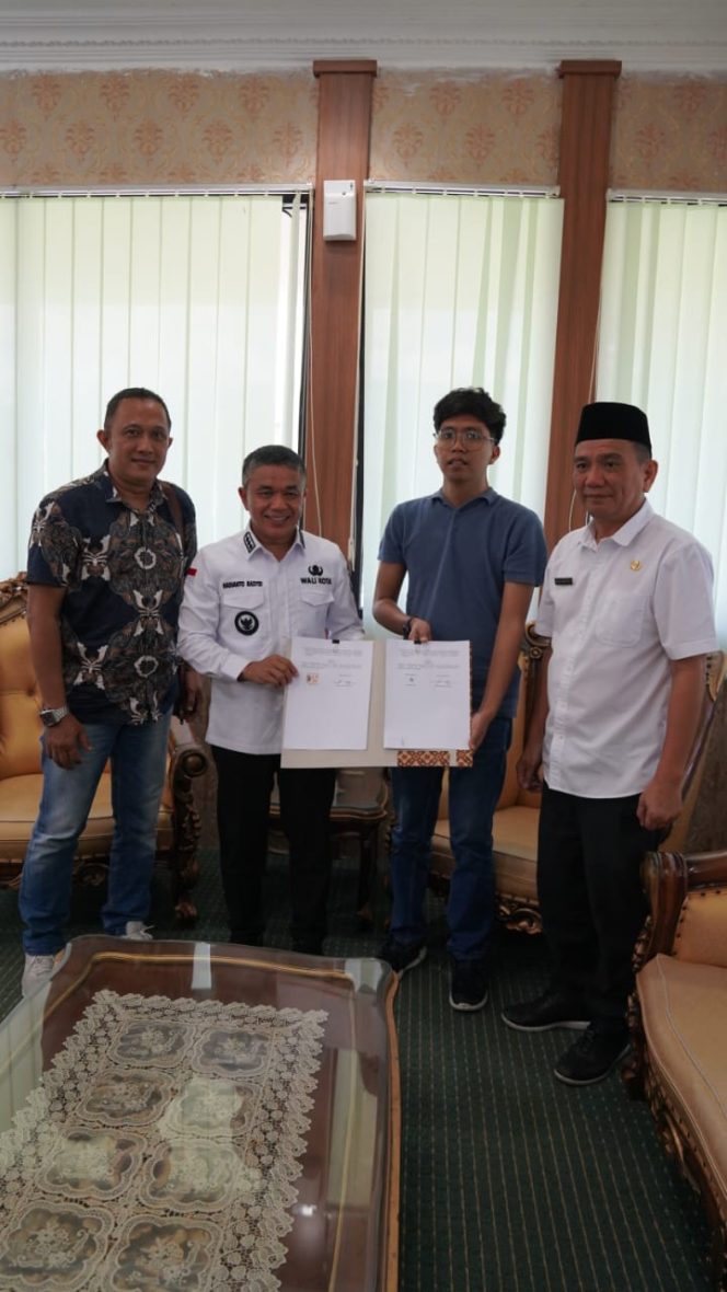 
 Wali Kota Palu Hadianto Rasyid menandatangani MoU dengan PT. Mirror Maze Indonesia. Foto: Humas Pemkot Palu