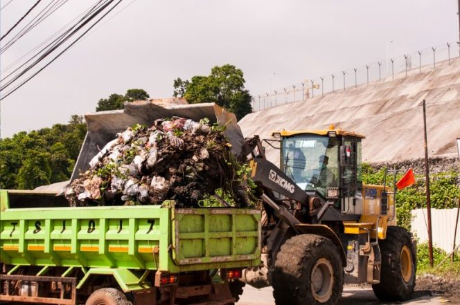 
 PT IMIP menggelar aksi bersih-bersih melalui program CSR nya di Desa Labota. Foto: Humas PT IMIP