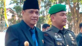 Wagub Sulteng Ma'mun Amir bersama Mayor TNI Riznu Fitra Buana meluncurkan buku Pahlawan Tombolotutu. Foto: istimewa