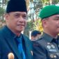 Wagub Sulteng Ma'mun Amir bersama Mayor TNI Riznu Fitra Buana meluncurkan buku Pahlawan Tombolotutu. Foto: istimewa
