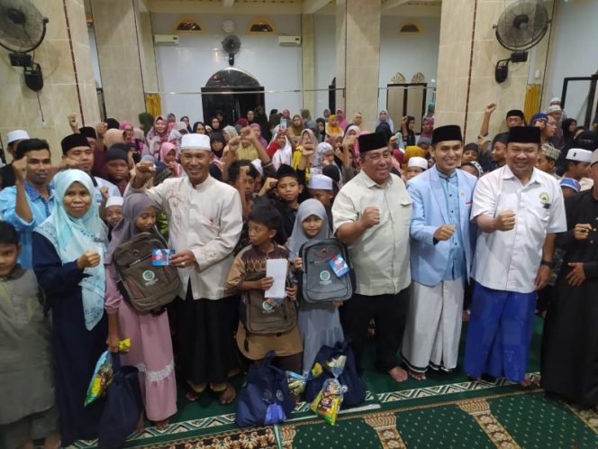 
 Santri Taman Pengajian Al-Qur'an (TPA) se-Kota Palu menerima bantuan dari Dewan Pengurus Daerah Badan Komunikasi Pemuda Remaja Masjid Indonesia (DPD BKPRMI) Kota Palu. Foto: istimewa 