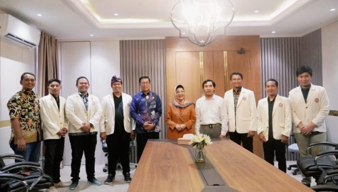 
 Ketua DPRD Sulteng Nilam Sari Lawira menerima kunjungan KMHDI. Foto: DPRD Sulteng