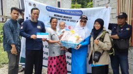 PWI Sulteng Berbagi, Salurkan Bingkisan Parcel ke Kaum Dhuafa. Foto: PWI Sulteng
