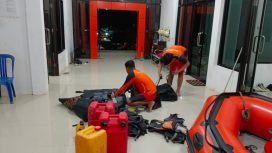 Tim rescue Unit Toli-toli mempersiapkan peralatan guna melakukan pencarian korban hilang di Buol. Foto: Basarnas Palu