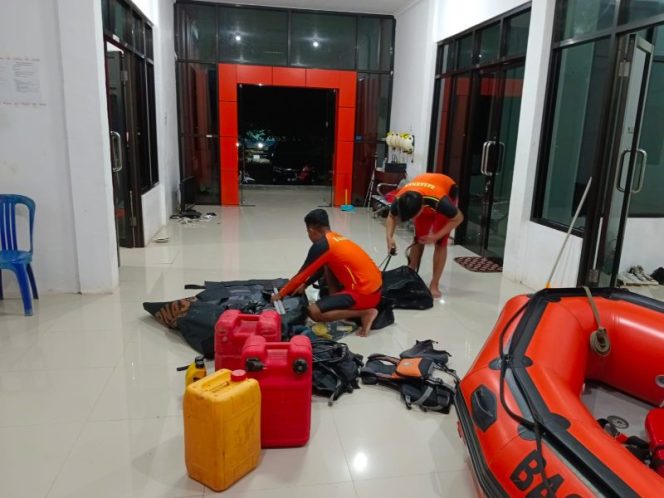 
 Tim rescue Unit Toli-toli mempersiapkan peralatan guna melakukan pencarian korban hilang di Buol. Foto: Basarnas Palu