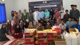 Wakil Wali Kota Palu Reny A Lamadjido berbagi kepada anak yatim panti asuhan Wali Songo. Foto: Humas Pemkot Palu