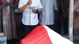 Wali Kota Palu Hadianto Rasyid secara langsung melepas jenazah Almarhum Arianto keperistirahatan terakhirnya di Kelurahan Mamboro, Kota Palu. Foto: Humas Pemkot Palu 