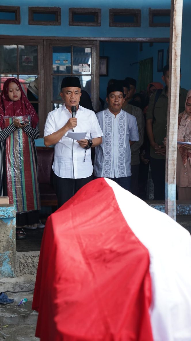 
 Wali Kota Palu Hadianto Rasyid secara langsung melepas jenazah Almarhum Arianto keperistirahatan terakhirnya di Kelurahan Mamboro, Kota Palu. Foto: Humas Pemkot Palu 