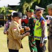 Wali Kota Palu Hadianto Rasyid saat melakukan pengecekan personel pengamanan Operasi Ketupat 2023. Foto: Humas Pemkot Palu