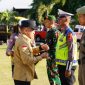 Wali Kota Palu Hadianto Rasyid saat melakukan pengecekan personel pengamanan Operasi Ketupat 2023. Foto: Humas Pemkot Palu