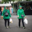 Ibu-ibu persit saat mendatangi bazar murah Pangdam V Brawijaya. Foto: istimewa