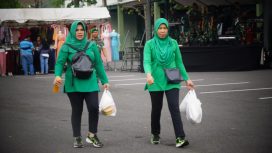 Ibu-ibu persit saat mendatangi bazar murah Pangdam V Brawijaya. Foto: istimewa