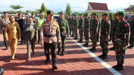 Kapolda Sulteng Irjen Pol Agus Nugroho saat melakukan pengecekan kesiapan personel Operasi Ketupat Tinombala 2023. Foto: Polda Sulteng