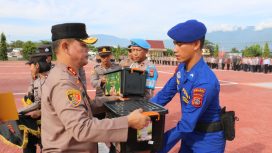 Kapolda Sulteng Irjen Pol Agus Nugroho membagikan ribuan paket bingkisan kepada seluruh personelnya. Foto: Polda Sulteng