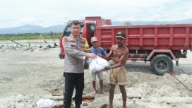 Polres Sigi berbagai paket sembako kepada para pekerja tambang pasir. Foto: Polres Sigi