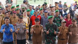 Wali Kota Palu Hadianto Rasyid saat bersama Satgas Pancasila. Foto: Humas Pemkot Palu
