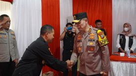 Kapolda Sulteng Irjen Pol Agus Nugroho meninjau pos pengamanan. Foto: Humas Polda Sulteng