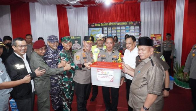 
 Forkopimda menyerahkan bingkisan kepada Kaposko Operasi Ketupat Tinombala. Foto: Polda Sulteng 