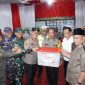 Forkopimda menyerahkan bingkisan kepada Kaposko Operasi Ketupat Tinombala. Foto: Polda Sulteng