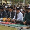 Wali Kota Palu Hadianto Rasyid bersama warga solat ied di lapangan Vatulemo. Foto: Humas Pemkot Palu