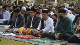 Wali Kota Palu Hadianto Rasyid bersama warga solat ied di lapangan Vatulemo. Foto: Humas Pemkot Palu