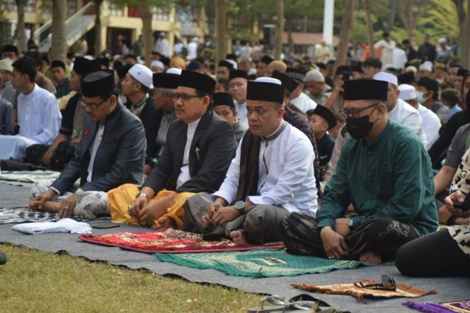 
 Wali Kota Palu Hadianto Rasyid bersama warga solat ied di lapangan Vatulemo. Foto: Humas Pemkot Palu
