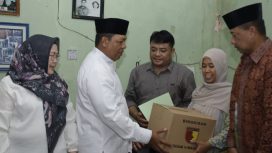 Mayjen TNI Farid Makruf saat mengunjungi Koptu Agus Winarto prajurit yang mengalami cedera punggung selama 20 tahun. Foto: Pangdam V Brawijaya