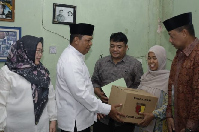 
 Mayjen TNI Farid Makruf saat mengunjungi Koptu Agus Winarto prajurit yang mengalami cedera punggung selama 20 tahun. Foto: Pangdam V Brawijaya