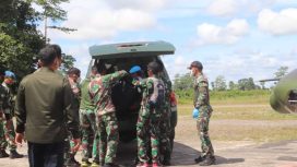 tim gabungan TNI-Polri saat mengevakuasi prajurit Pratu F. Foto: Puspen TNI