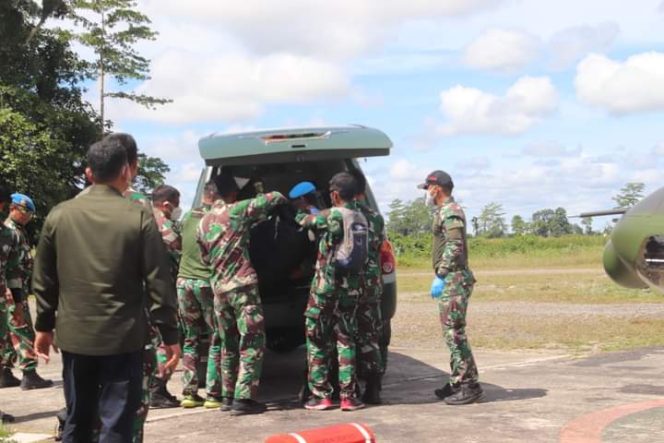 
 tim gabungan TNI-Polri saat mengevakuasi prajurit Pratu F. Foto: Puspen TNI