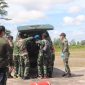 tim gabungan TNI-Polri saat mengevakuasi prajurit Pratu F. Foto: Puspen TNI